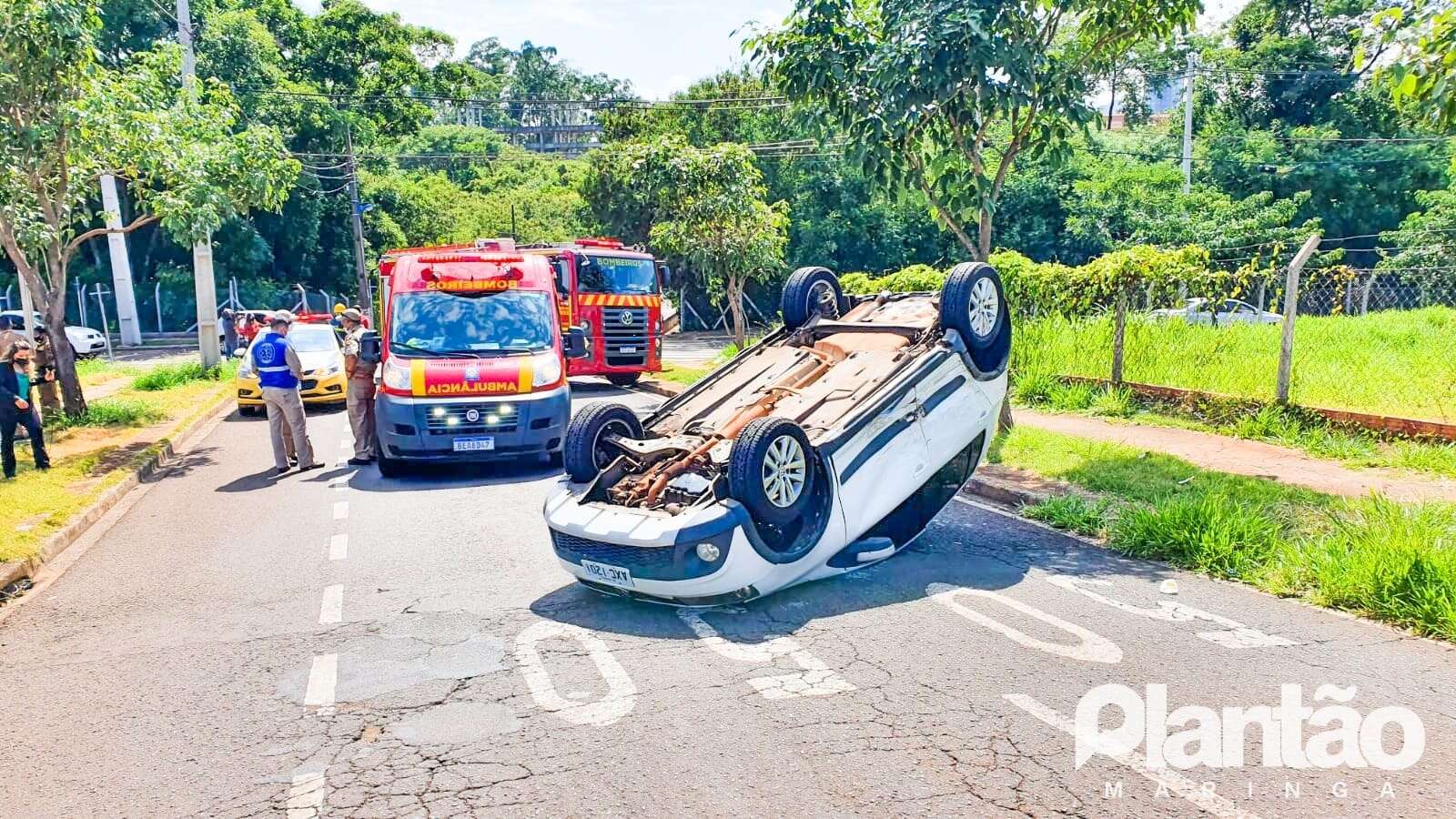 Carro Capota Ap S Ser Atingido Por Outro Ve Culo Em Maring Plant O