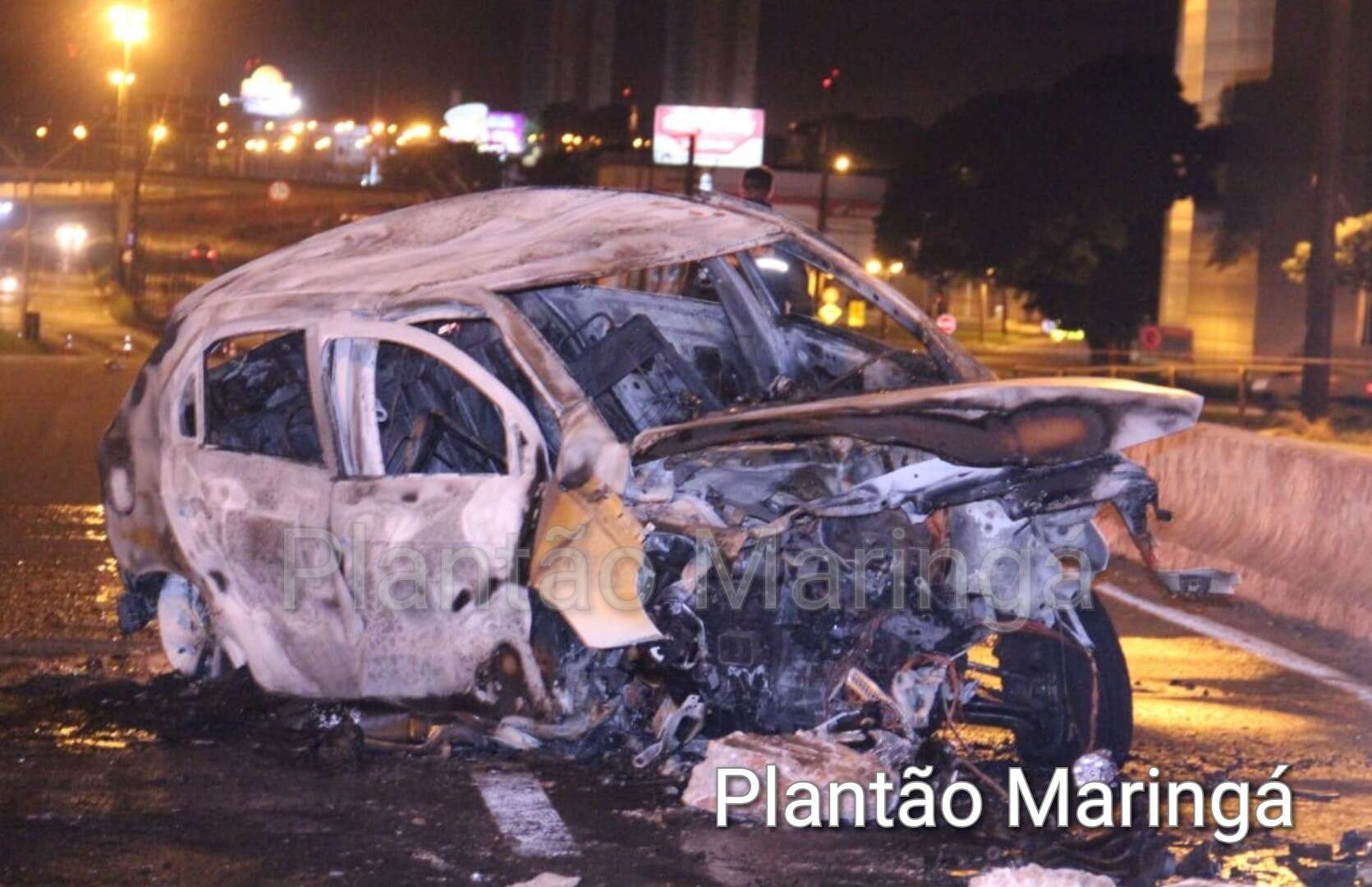 Carro explode após batida e motorista morre carbonizado na Avenida