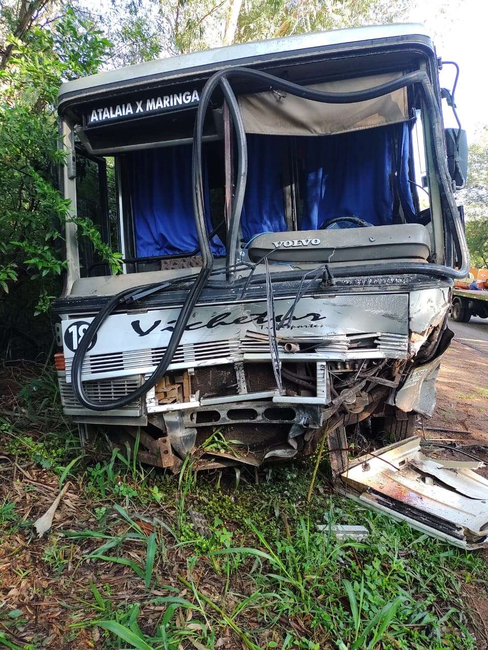 Colisão frontal entre ônibus e caminhão deixa cinco pessoas feridas na