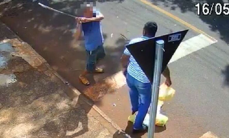 Deficiente visual é agredido golpes de barra de ferro e chamado de