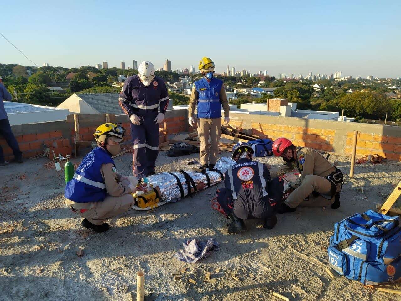 Trabalhador fica em estado grave após sofrer uma queda numa construção