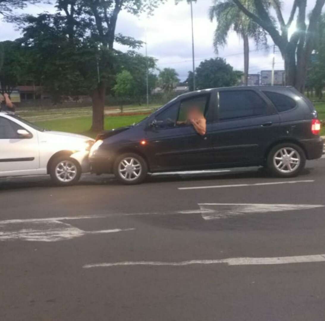 Motorista Sinais De Embriaguez Dirige Na Contram O Em Rotat Ria E