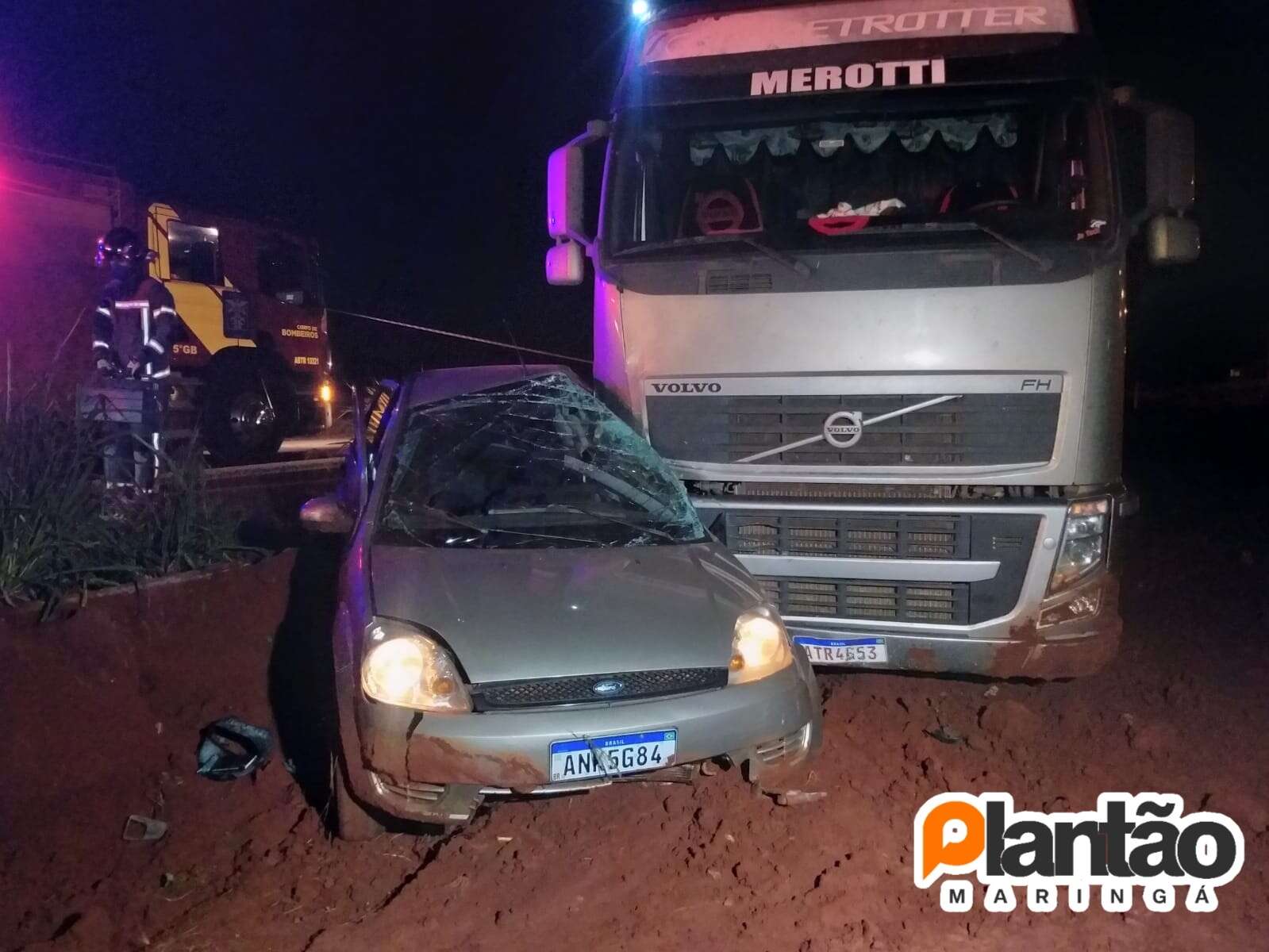 Motorista Fica Preso S Ferragens Ap S Bater Em Carreta Em Maring