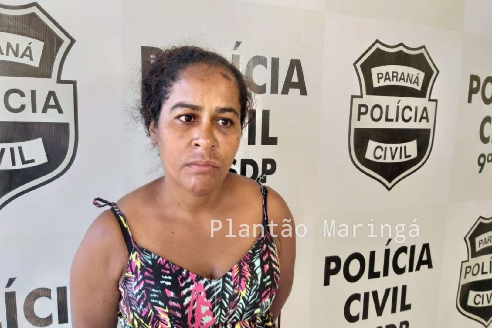 Mulher Presa Ap S Desferir Dois Golpes De Faca Contra Um Policial