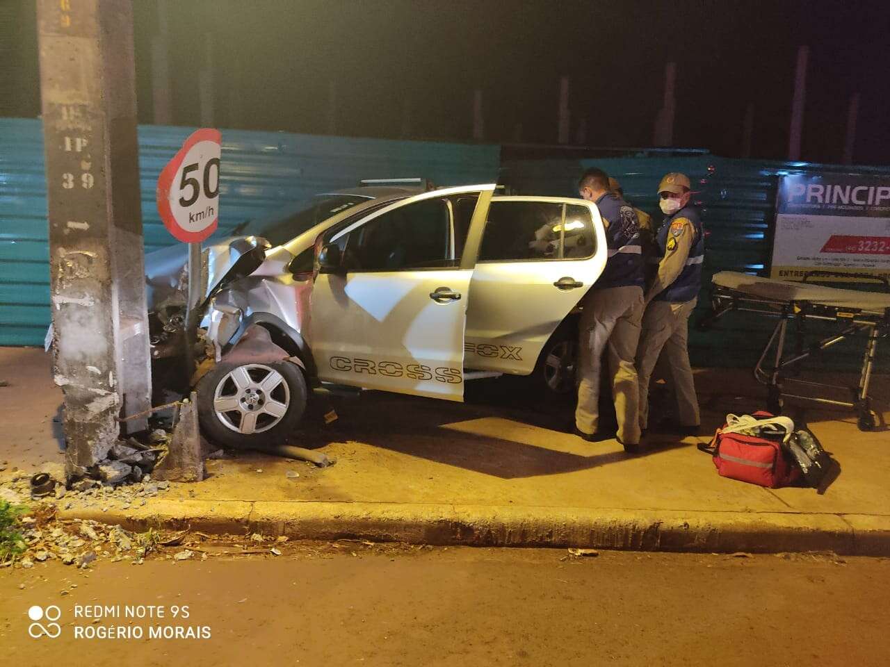 Mulher Fica Ferida Ap S Perder O Controle De Carro E Bater Em Poste Em