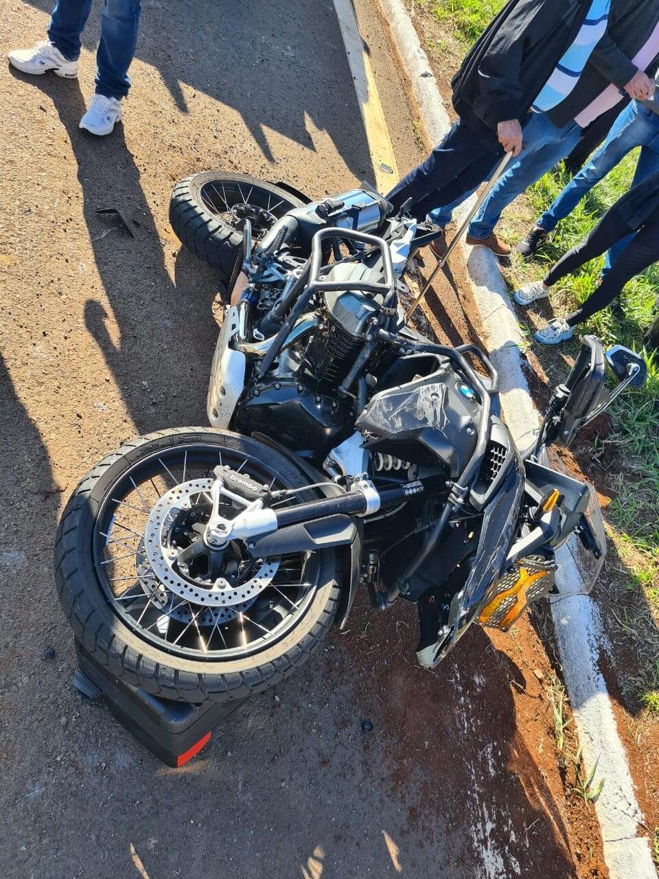 Três pessoas ficam feridas após colisão envolvendo moto de alta