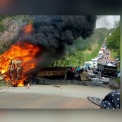 Fotos de Acidente entre duas carretas e um ônibus deixa ao menos três pessoas mortas e 16 feridos