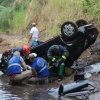 Fotos de Acidente faz carro voar, cerca de 30 metros e cair dentro de rio em Maringá