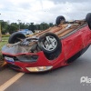 Fotos de Após colidir em caminhão carro capota na rodovia BR-376 e deixa mulher ferida em Maringá