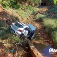 Fotos de Após colisão carro despenca de aproximadamente 8 metros e cai dentro de córrego em Maringá