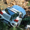 Fotos de Após colisão carro despenca de aproximadamente 8 metros e cai dentro de córrego em Maringá