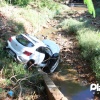 Fotos de Após colisão carro despenca de aproximadamente 8 metros e cai dentro de córrego em Maringá