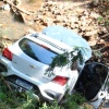 Fotos de Após colisão carro despenca de aproximadamente 8 metros e cai dentro de córrego em Maringá