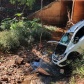 Fotos de Após colisão carro despenca de aproximadamente 8 metros e cai dentro de córrego em Maringá