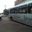 Fotos de Asfalto cede, e ônibus ficam presos em buraco em Sarandi