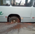 Fotos de Asfalto cede, e ônibus ficam presos em buraco em Sarandi