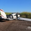 Fotos de Avião com 2 tripulantes faz pouso forçado próximo ao contorno sul em Maringá