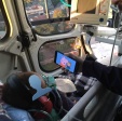 Fotos de Bebê é distraído com desenho animado ao ser transferido de helicóptero para hospital de Sarandi