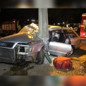 Fotos de Bombeiros levam quase duas horas para retirar motorista de carro das ferragens