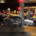 Fotos de Bombeiros levam quase duas horas para retirar motorista de carro das ferragens