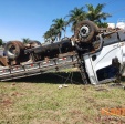 Fotos de Câmera de segurança registra caminhão capotando em Sarandi