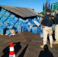 Fotos de Câmera de segurança registra caminhão com cigarro contrabandeados do Paraguai tombando em Maringá