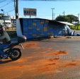 Fotos de Câmera de segurança registra caminhão com cigarro contrabandeados do Paraguai tombando em Maringá