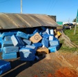 Fotos de Câmera de segurança registra caminhão com cigarro contrabandeados do Paraguai tombando em Maringá