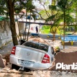 Fotos de Câmera de segurança registra carro invadindo calçada e desespero de alunos em Marialva, uma criança de 13 anos morreu