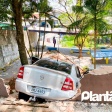 Fotos de Câmera de segurança registra carro invadindo calçada e desespero de alunos em Marialva, uma criança de 13 anos morreu