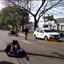 Fotos de Câmera de segurança registra motociclista batendo na traseira de viatura da Polícia Militar, em Maringá