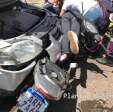 Fotos de Câmera flagra acidente entre carro e moto onde mulher ficou com o pé preso no parachoque