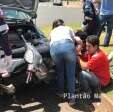 Fotos de Câmera flagra acidente entre carro e moto onde mulher ficou com o pé preso no parachoque