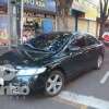 Fotos de Câmera registra moto batendo na traseira de carro estacionado em Maringá; a vítima sofreu ferimentos graves