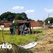 Fotos de Caminhão de lixo perde freio, invade terreno baldio e tomba em Maringá