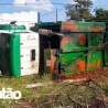 Fotos de Caminhão de lixo perde freio, invade terreno baldio e tomba em Maringá