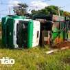 Fotos de Caminhão de lixo perde freio, invade terreno baldio e tomba em Maringá