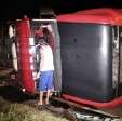 Fotos de Carreta com placas do Paraguai tomba na rodovia BR-376, em Maringá