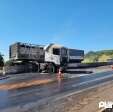 Fotos de Carreta pega fogo após motorista perder controle e bater contra mureta do contorno norte em Maringá