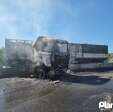 Fotos de Carreta pega fogo após motorista perder controle e bater contra mureta do contorno norte em Maringá