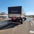 Fotos de Carreta pega fogo após motorista perder controle e bater contra mureta do contorno norte em Maringá