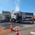 Fotos de Carreta pega fogo após motorista perder controle e bater contra mureta do contorno norte em Maringá