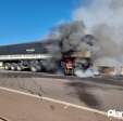 Fotos de Carreta pega fogo após motorista perder controle e bater contra mureta do contorno norte em Maringá