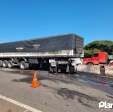 Fotos de Carreta pega fogo após motorista perder controle e bater contra mureta do contorno norte em Maringá