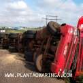 Fotos de Carreta tomba e espalha soja no contorno sul, em Maringá