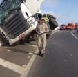 Fotos de Carreta tomba sobre mureta do viaduto no contorno norte em Maringá