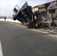 Fotos de Carreta tomba sobre mureta do viaduto no contorno norte em Maringá