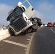 Fotos de Carreta tomba sobre mureta do viaduto no contorno norte em Maringá