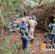 Fotos de Carro cai em córrego após motorista perder controle da direção em Maringá