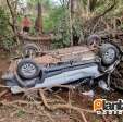 Fotos de Carro cai em córrego após motorista perder controle da direção em Maringá